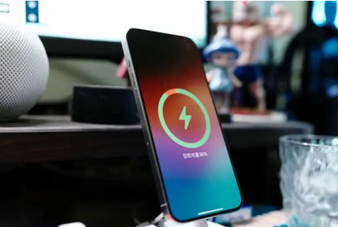 莱州苹果15换屏服务分享用什么充电器给iPhone15充电更好 